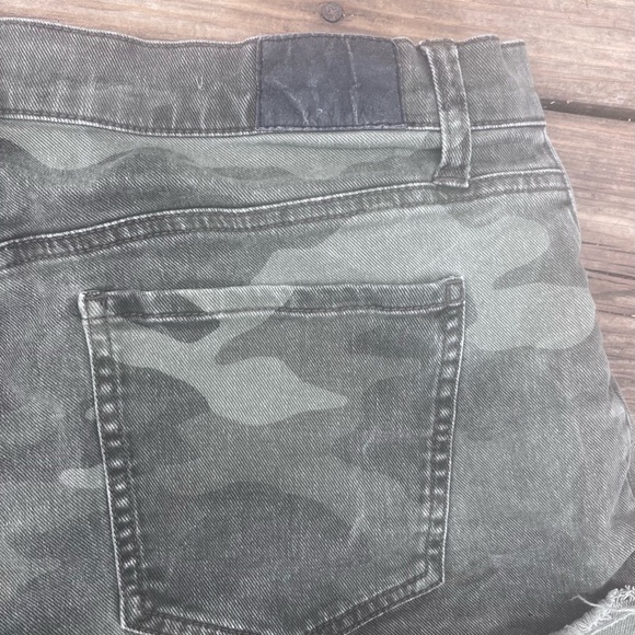 AEROPOSTALE CAMOUFLAGE CHEEKY SHORT SHORTS WOMENS 8 - Picture 4 of 6